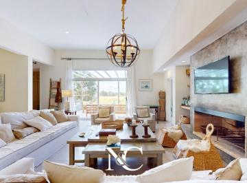 Casa · 250m² · 6 Ambientes · Casa en Venta en Costa Esmeralda, Barrio Ecuestre