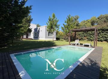 Casa · 154m² · 4 Ambientes · Casa en Venta en Costa Esmeralda, Barrio Golf
