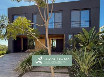 Casa · 312m² · 8 Ambientes · 1 Cochera · Casa a La Laguna Central Venta Barrio Marinas Puertos del Lago 6 Dorm. 2 Cocheras Cubiertas