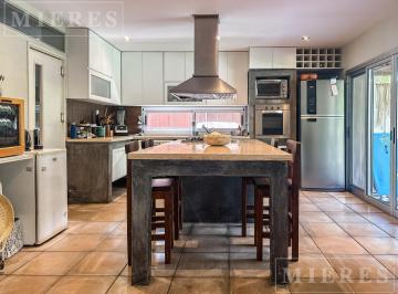 Casa · 247m² · 7 Ambientes · 3 Cocheras · Casa en Venta en Barrio La Laguna