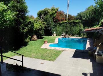 Casa · 261m² · 5 Ambientes · 1 Cochera · Casa de Estilo en Olivos. 5 Ambientes y Pileta