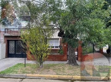 Casa · 4 Ambientes · 1 Cochera · Casa en Turdera Excelente Ubicacion 2 Dorm. Quincho y Cochera