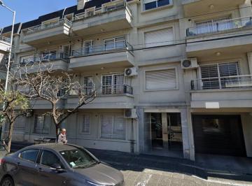 Departamento · 38m² · 2 Ambientes · 1 Cochera · Departamento 2 Amb. Al Frente Planta Baja. a Solo Media Cuadra de La Estacion Banfield Oeste