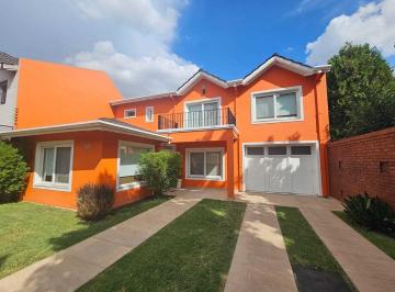 Casa · 214m² · 7 Ambientes · 2 Cocheras · Casa Chalet en Venta en Monte Grande, Esteban Echeverría, G. B. a. Zona Sur