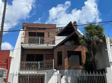 Casa de 4 ambientes, Lanús · Hermoso Chalet en Lanus Oeste de 4 Ambientes con Fondo Libre y Cochera Para Dos Autos.