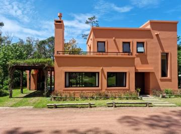 Casa · 240m² · 4 Ambientes · 1 Cochera · Casa - Pinares