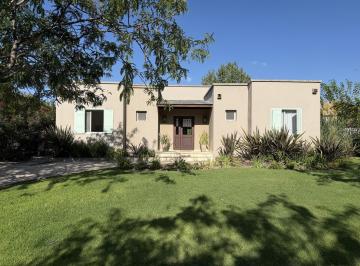 Casa · 143m² · 5 Ambientes · 4 Cocheras · Casa a Laguna Desarrollada en Una Planta en Venta en Canton Norte