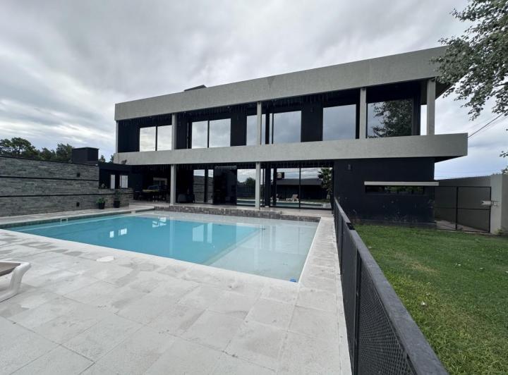 Casa · 427m² · 5 Ambientes · 2 Cocheras