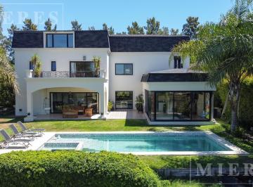 Casa · 370m² · 7 Ambientes · 4 Cocheras · Casa en Venta en Albanueva a La Laguna