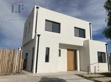 Casa · 178m² · 3 Dormitorios · 2 Cocheras · Casa en Santo Tomás