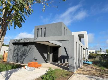 Casa · 126m² · 4 Ambientes · 2 Cocheras · Casa en Venta 3 Dorm San Ramon Pilar del Este