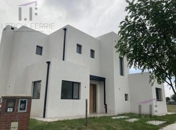 Casa · 200m² · 3 Dormitorios · 2 Cocheras · Venta Casa - Santo Tomás, Pilar Lote Interno