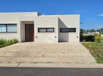 Casa · 145m² · 4 Ambientes · 2 Cocheras · Casa en Venta en Santa Elisa, Pilar del Este, Pilar
