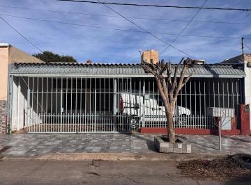 Casa · 162m² · 5 Ambientes · 1 Cochera · Apto Credito Casa 3 Dorm. con Patio en Zumaran