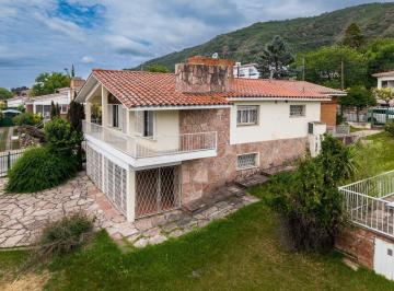 Casa · 277m² · 8 Ambientes · 3 Cocheras · Apto Credito Importante Casa Esquina + Dpto Centrico en Carlos Paz