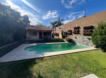 Casa · 140m² · 5 Ambientes · 2 Cocheras · Venta Casa con Quincho y Pileta en Wilde