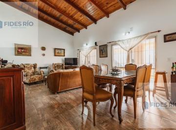 Casa · 180m² · 4 Ambientes · 1 Cochera · Venta Casa Tres Dorm. - Jardin - Pileta y Cochera en Funes