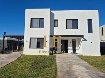 Casa · 310m² · 6 Ambientes · 4 Cocheras · Venta Casa a Estrenar, Laguna Grande, Villanueva