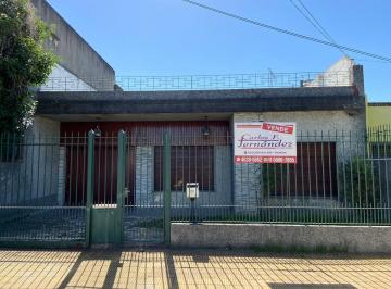 Casa · 350m² · 4 Ambientes · 2 Cocheras · Casa Amplia con Jardín Cercano a Autopista Acceso Oeste y Gaona
