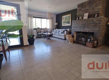 Casa · 285m² · 8 Ambientes · 2 Cocheras · Espectacular Casa en Claros del Bosque, un Lindísimo Barrio Familiar!