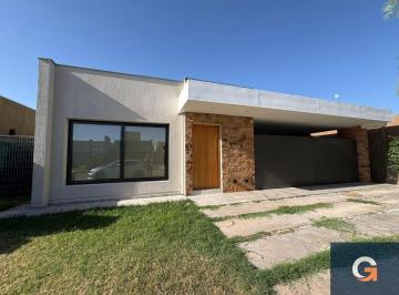 Casa de 6 ambientes, Maipú · Casa en Venta C/ Cochera en Maipú