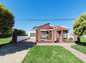 Casa de 4 ambientes, Pueblo Muñoz · Hermosa Casa en Venta - Pueblo Muñoz