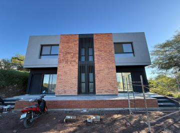 Casa · 165m² · 4 Ambientes · 2 Cocheras · Duplex en Venta en Villa Allende, 3 Dorm., Galería