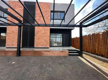 Casa · 165m² · 4 Ambientes · 2 Cocheras · Duplex en Venta en Housing Las Marias, Villa Allende, 3 Dorm.