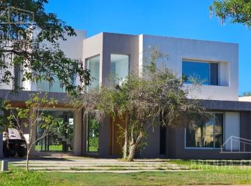 Casa · 250m² · 4 Dormitorios · 2 Cocheras · Casa en Colón