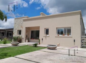 Casa · 121m² · 4 Ambientes · 2 Cocheras · Venta Casa Santa Sofia - Pilar del Este - Lote Central - con Pileta