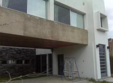 Casa · 189m² · 4 Cocheras · Casa en Venta City Bell
