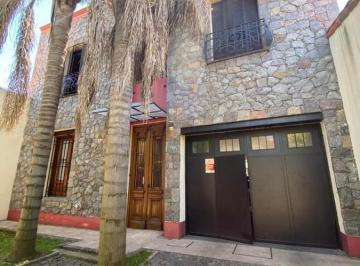 Casa · 280m² · 5 Ambientes · Venta: Amplia Casa en Bernal Centro