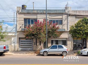 Casa · 234m² · 5 Ambientes · 2 Cocheras · Casa de 4 Dorm. en Venta Zona Sur