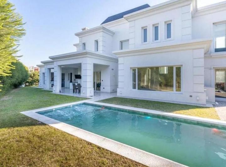 Casa · 205m² · 6 Ambientes · 2 Cocheras