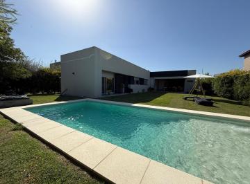 Casa · 220m² · 6 Ambientes · Casa de 3 Dorm. en Venta San Sebastian Funes