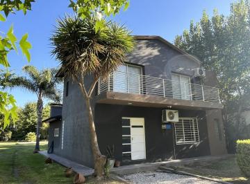 Casa · 350m² · 5 Ambientes · 2 Cocheras · Casa en Los Pinos