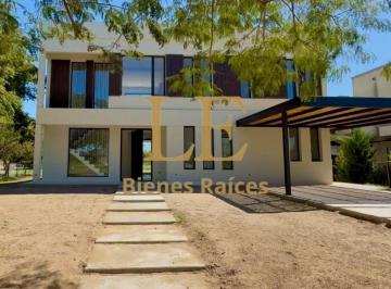 Casa · 270m² · 5 Ambientes · 7 Cocheras · Casa a La Venta en El Canton a La Laguna