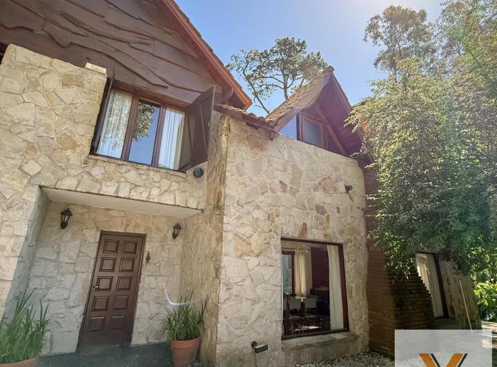Casa · 225m² · 6 Ambientes · 1 Cochera