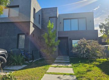 Casa de 4 ambientes, Pilar · Venta de Hermosa Casa en Lote Central Lagoon Pilar Viviana Spizuoco Br
