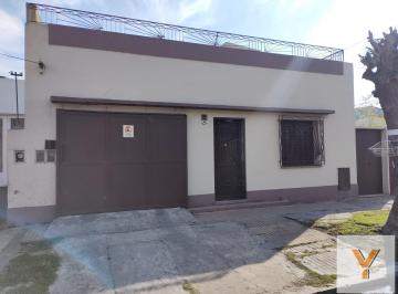 Casa · 131m² · 3 Ambientes · 1 Cochera · Casa en Venta - 2 Dorm. 2 Baños - Cochera - 200 m² - Bernal