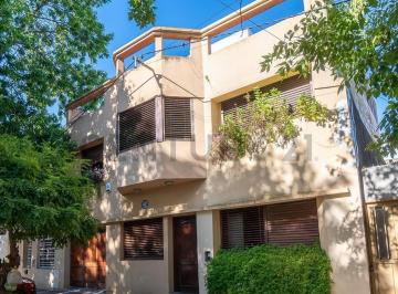 Casa · 178m² · 7 Ambientes · 1 Cochera · Venta de Casa 4 Dorm. + Escritorio con Entrada Independiente + Terraza. Plaza Brandsen en La