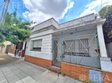 Casa · 77m² · 3 Ambientes · Venta Casa 3 Ambientes con Jardín en Sarandi