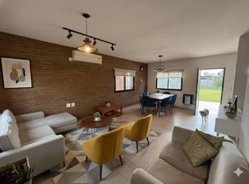 Casa · 94m² · 5 Ambientes · 2 Cocheras · Venta: Casa de Dos Dorm., Terraza, Cochera y Jardín, Roldán