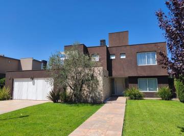 Casa de 8 ambientes, Carrodilla · Amplia Casa en Venta de Categoría - B° Privado Villa Atilia, Luján de Cuyo - 3 Dorm, 3 Baños