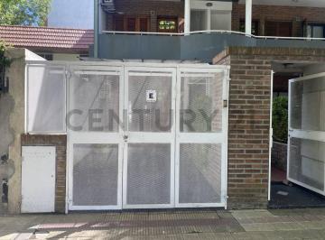 Departamento · 45m² · 2 Ambientes · 1 Cochera · Venta 25 y 44. Departamento con Cochera y Patio Sobre La Plaza