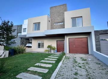 Casa · 200m² · 5 Ambientes · 1 Cochera · Casa de 3 Dorm. en Miradores 1, Manantiales