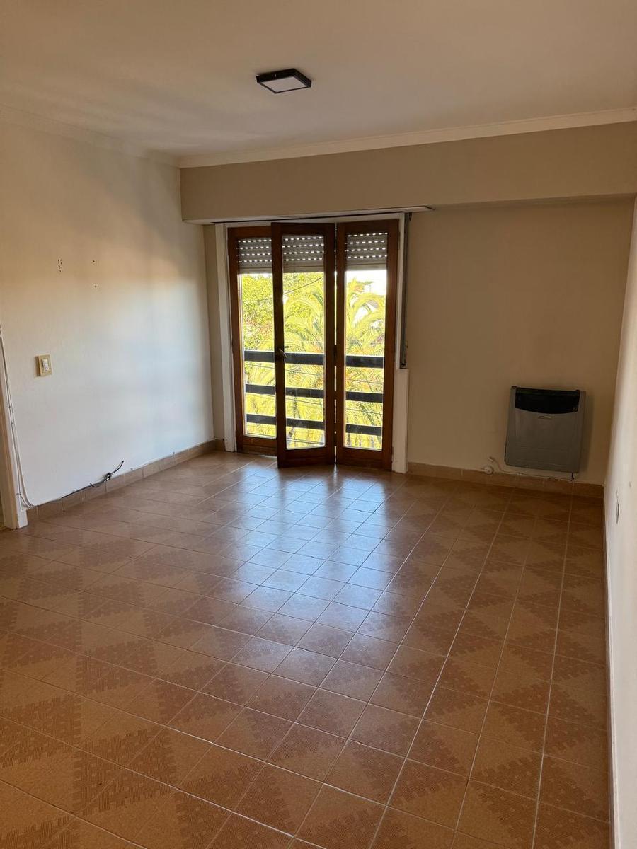 Departametno externo de dos ambientes, segundo piso por escalera