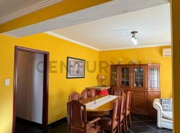 Oficina comercial · 157m² · 5 Ambientes · 1 Cochera · Casa de Tres Dorm. con Patio y Pileta