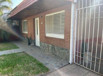 Casa de 3 ambientes, Santo Tomé · Casa Estilo Chalet con Dos Dorm., Patio y Cochera