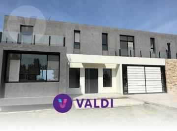 Casa · 225m² · 5 Ambientes · 1 Cochera · Casa en Venta - Barrio La Magdalena, Canning